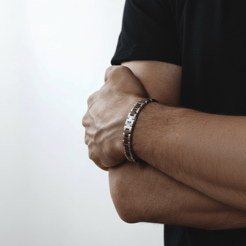 LA MODA ME Vidar Armband – Edelstahl & Walnussholz.