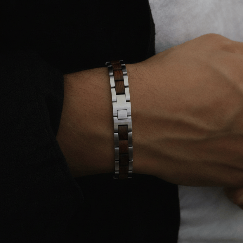 LA MODA ME Vidar Armband – Edelstahl & Walnussholz.